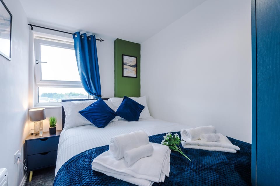 Bed, Living room, Photo of the whole room, Bedroom, towels