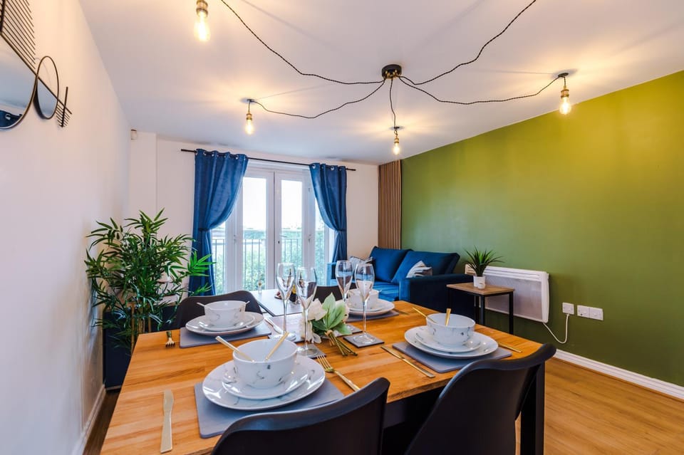 TV and multimedia, Living room, Seating area, Dining area