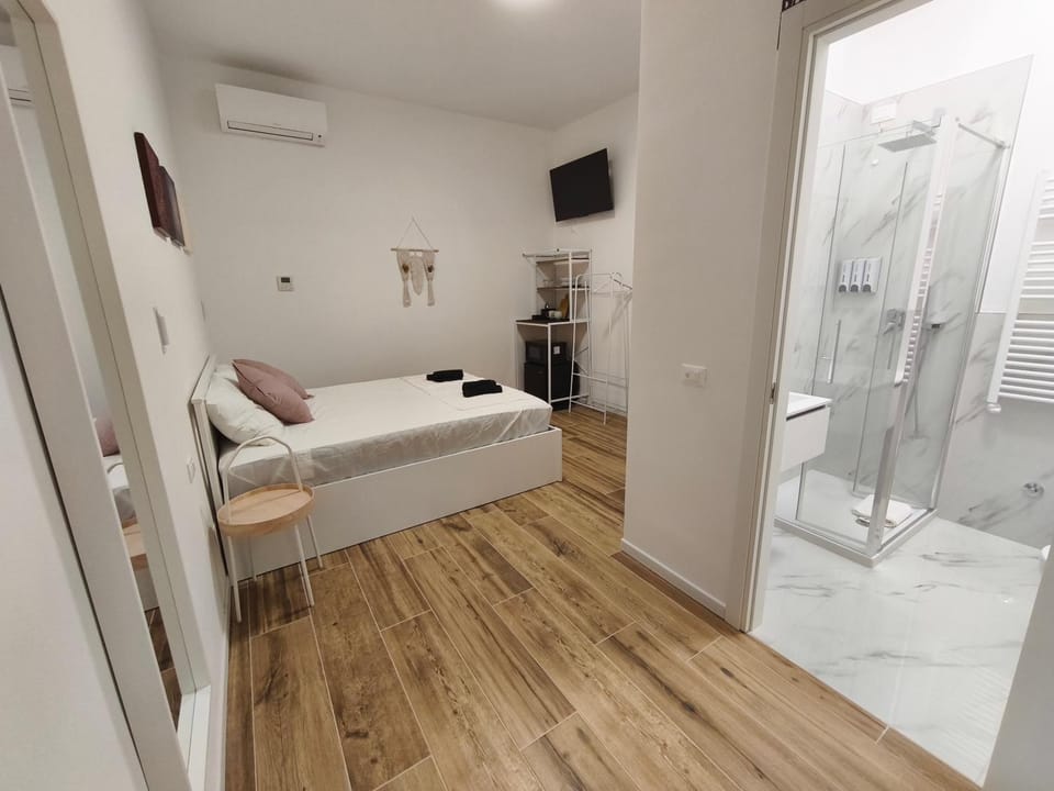 Toilet, Bed, Bathroom, TV and multimedia, Photo of the whole room, Bedroom, towels