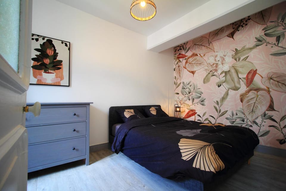 Bed, Photo of the whole room, Bedroom, storage