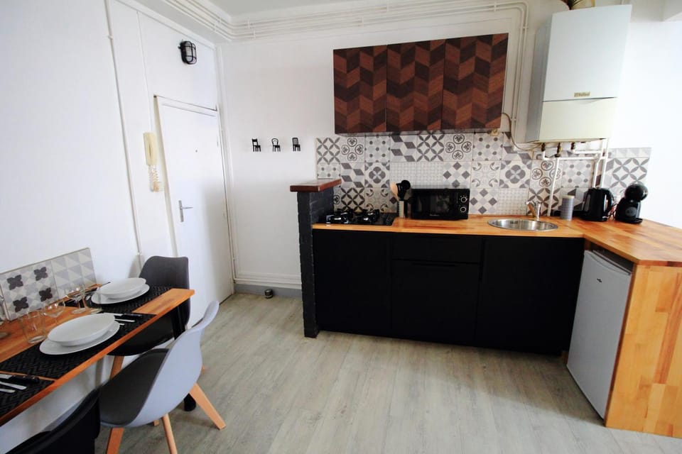 Kitchen or kitchenette, Dining area, stove