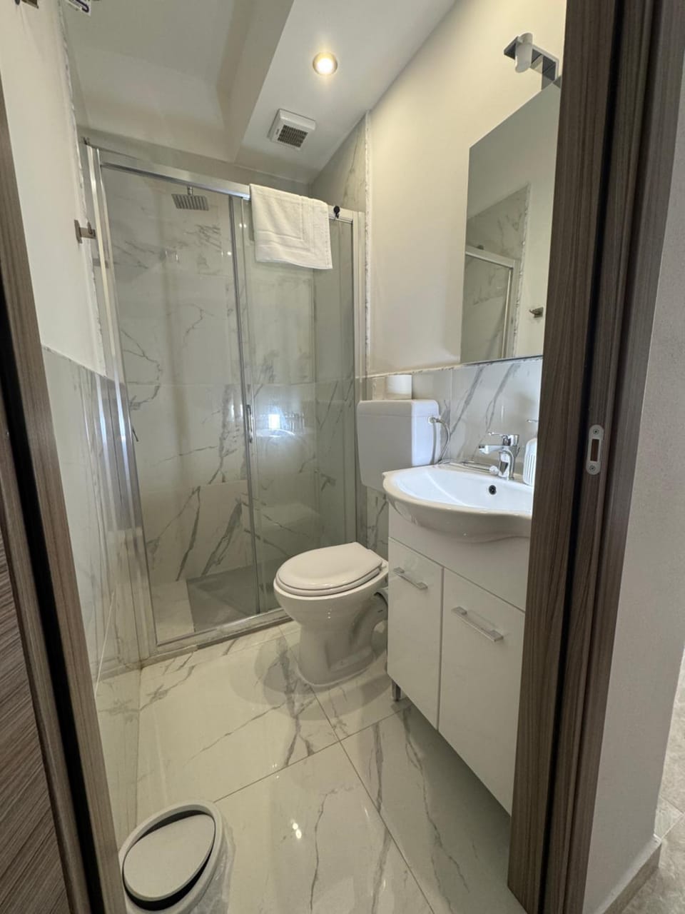 Shower, Toilet, Bathroom, towels