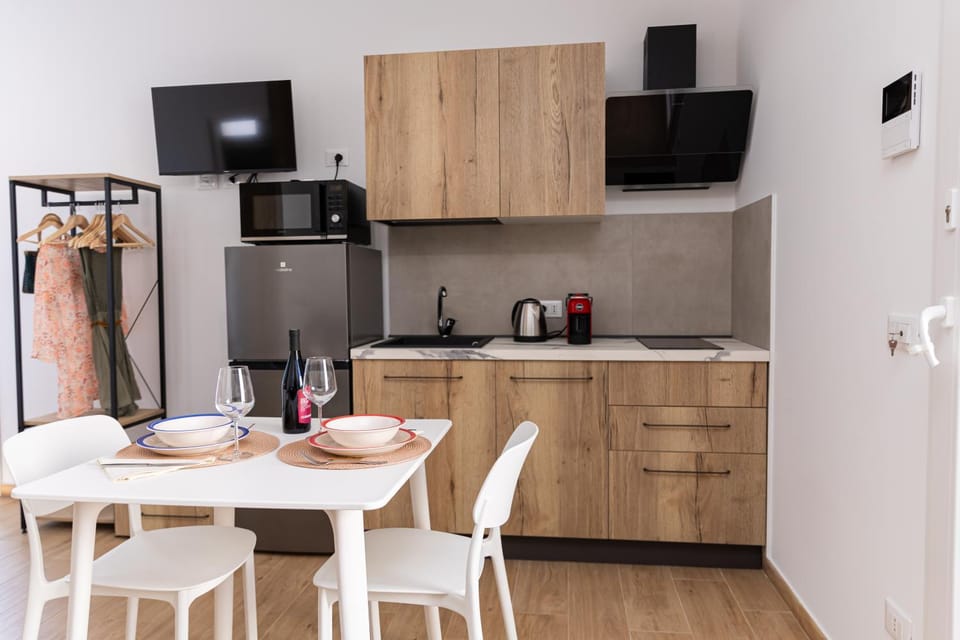 TV and multimedia, Coffee/tea facilities, Kitchen or kitchenette, Dining area, oven, stove