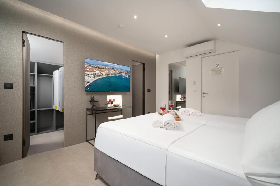 Bed, TV and multimedia, Bedroom, towels, wardrobe