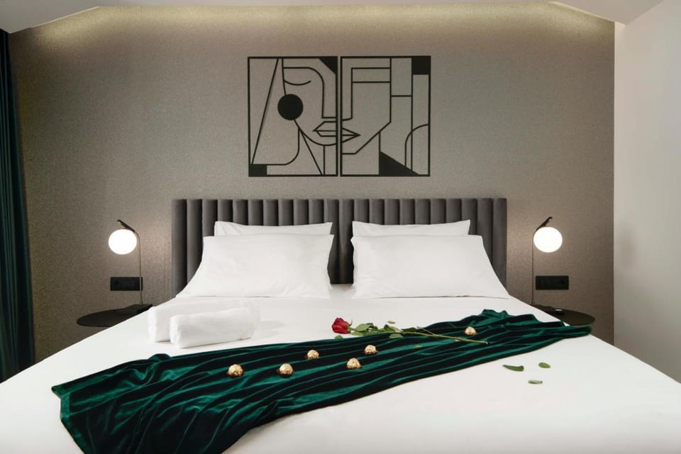 Bed, Photo of the whole room, Decorative detail, Bedroom