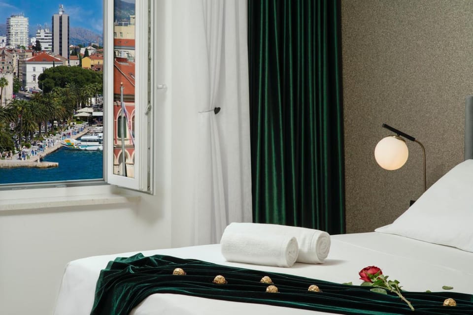 Bed, Photo of the whole room, Bedroom, towels