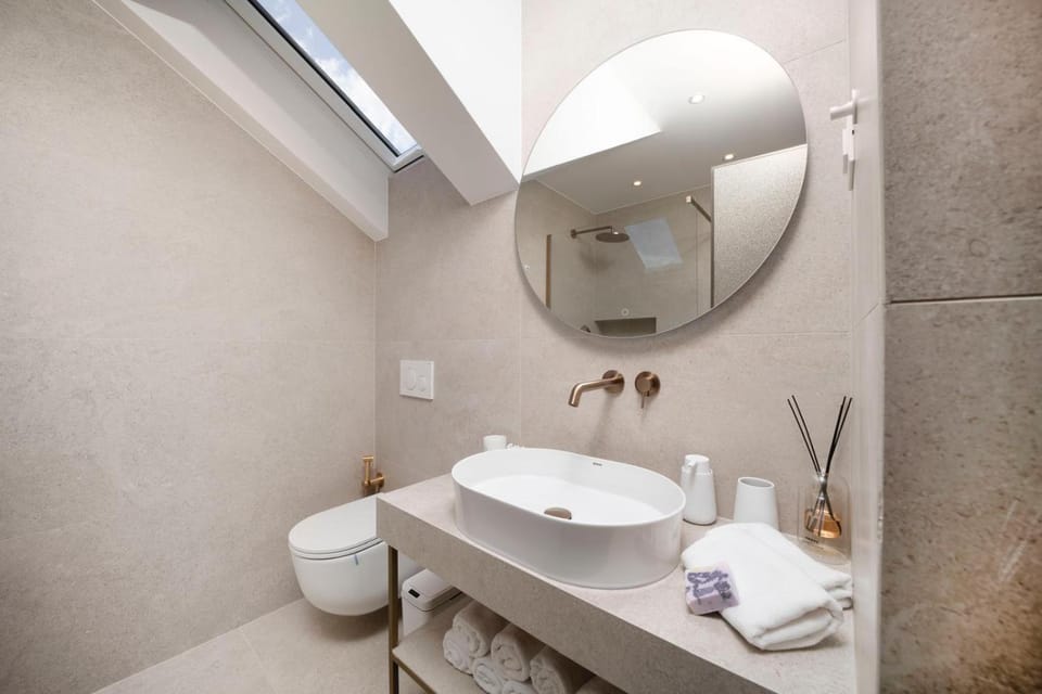 Toilet, Bathroom, towels