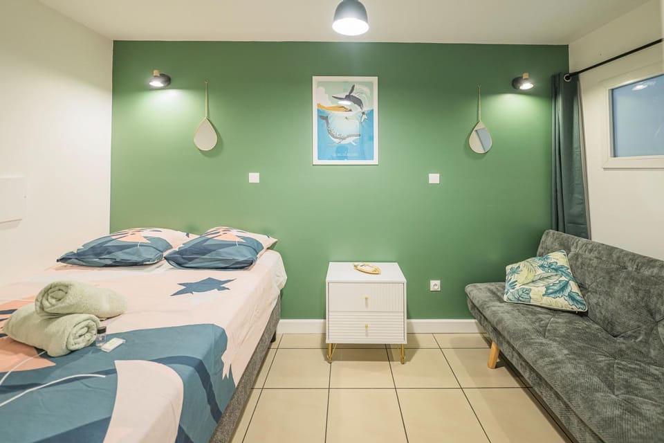 Photo of the whole room, Bedroom
