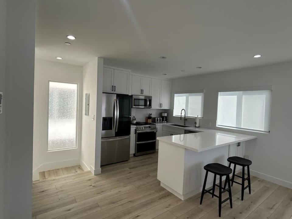 MB Modern Sand Section Sea View Apartment in Manhattan Beach