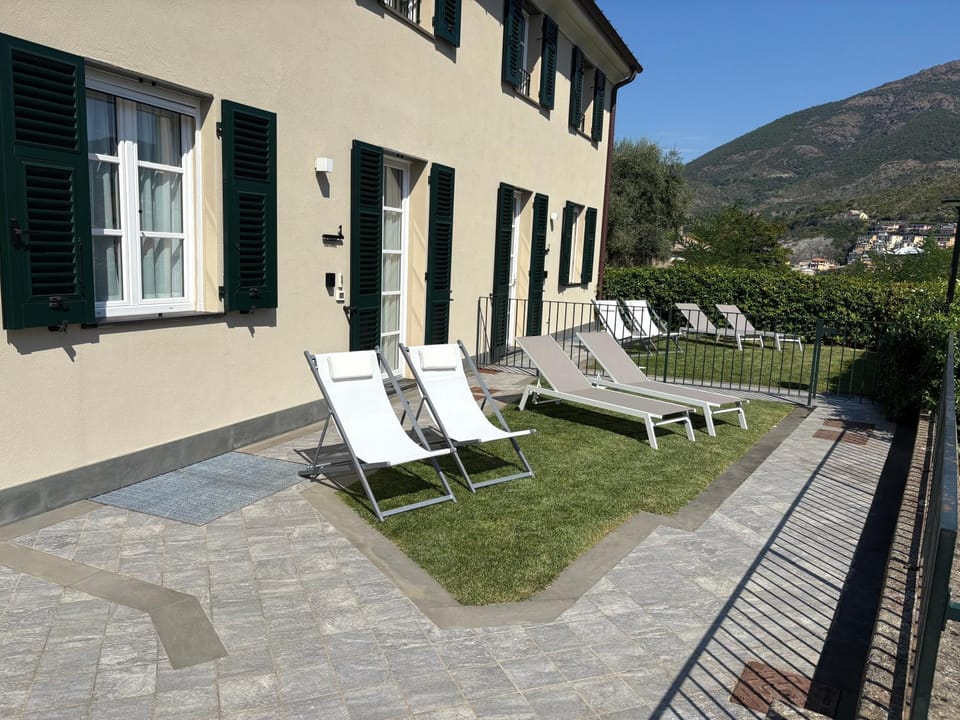 Property building, Patio, Day, Natural landscape, Garden, Garden, Garden view, Garden view, Mountain view, sunbed