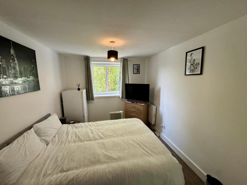 Bed, TV and multimedia, Bedroom