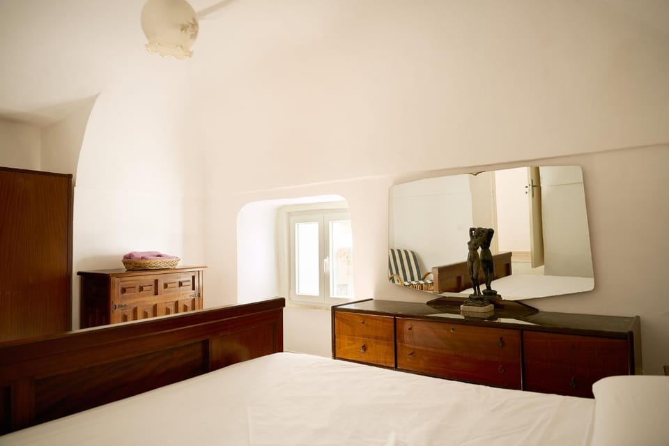 Bed, TV and multimedia, Bedroom