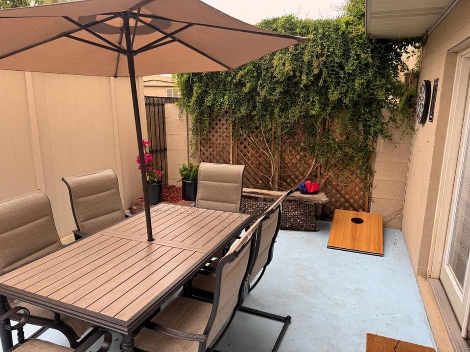 Luxury 4BR Walk to Fashion Sq Apartment in Scottsdale