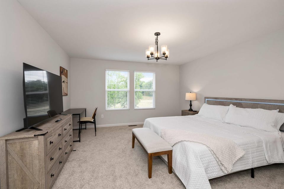 Lunar Haven - Gorgeous 5 BDR House in Ohio