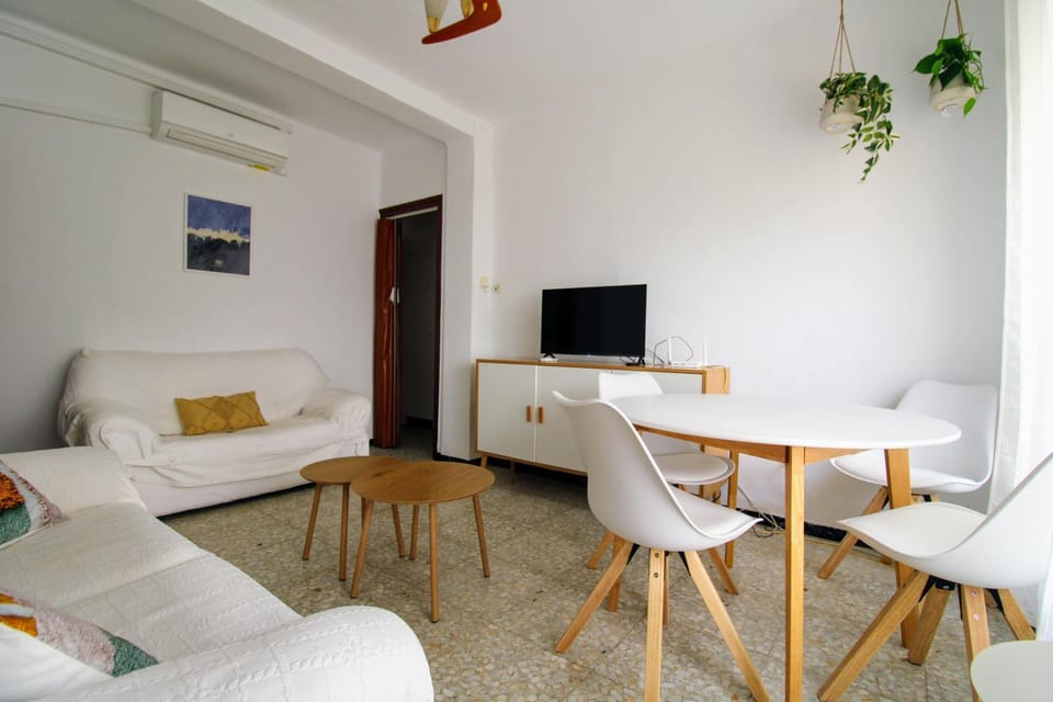 TV and multimedia, Living room, Seating area, Dining area, air conditioner