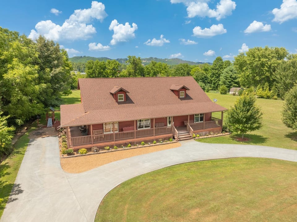 Mountain Valley Paradise Chalet in Sevier County