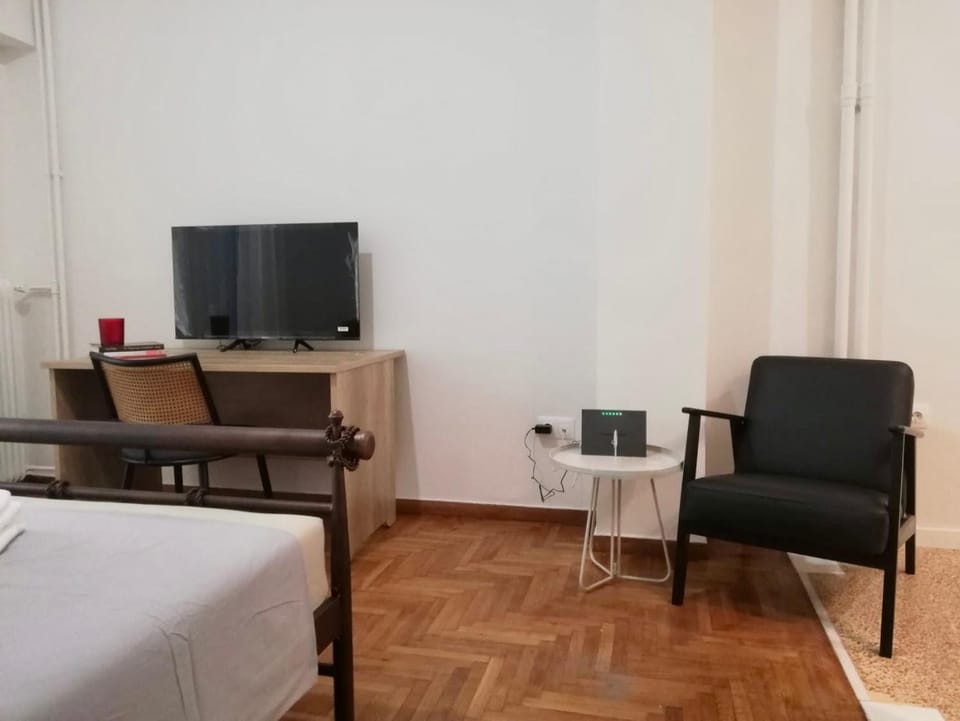 Bed, TV and multimedia, Living room, Photo of the whole room, Seating area, Bedroom