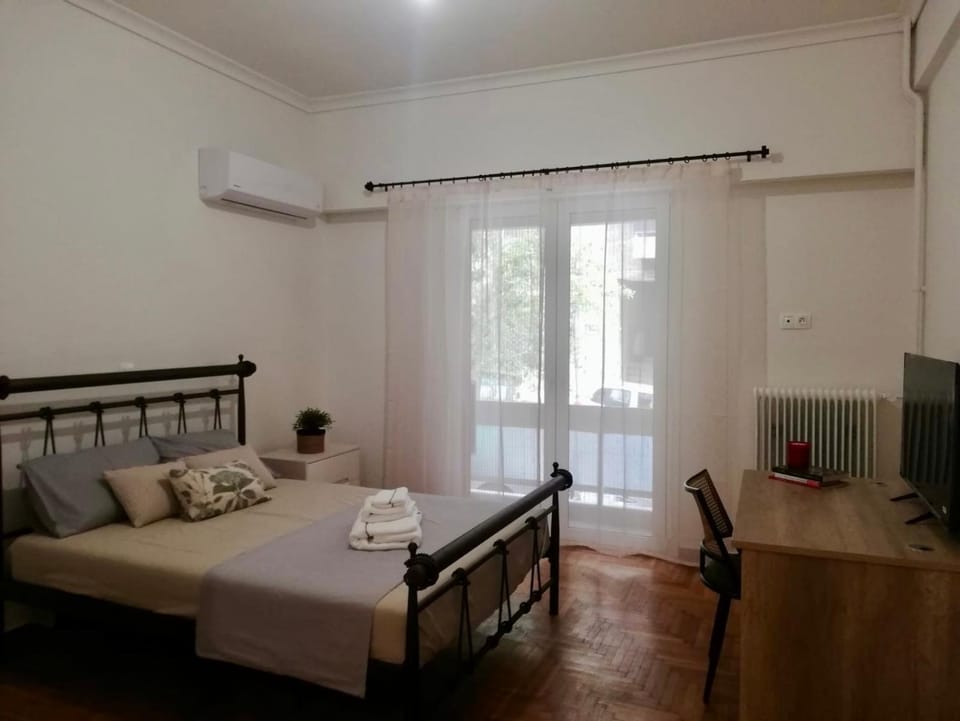 Bed, TV and multimedia, Photo of the whole room, Bedroom, internet, towels, air conditioner
