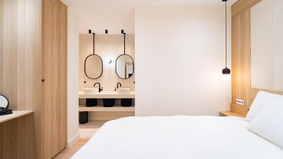 Photo of the whole room, Bedroom