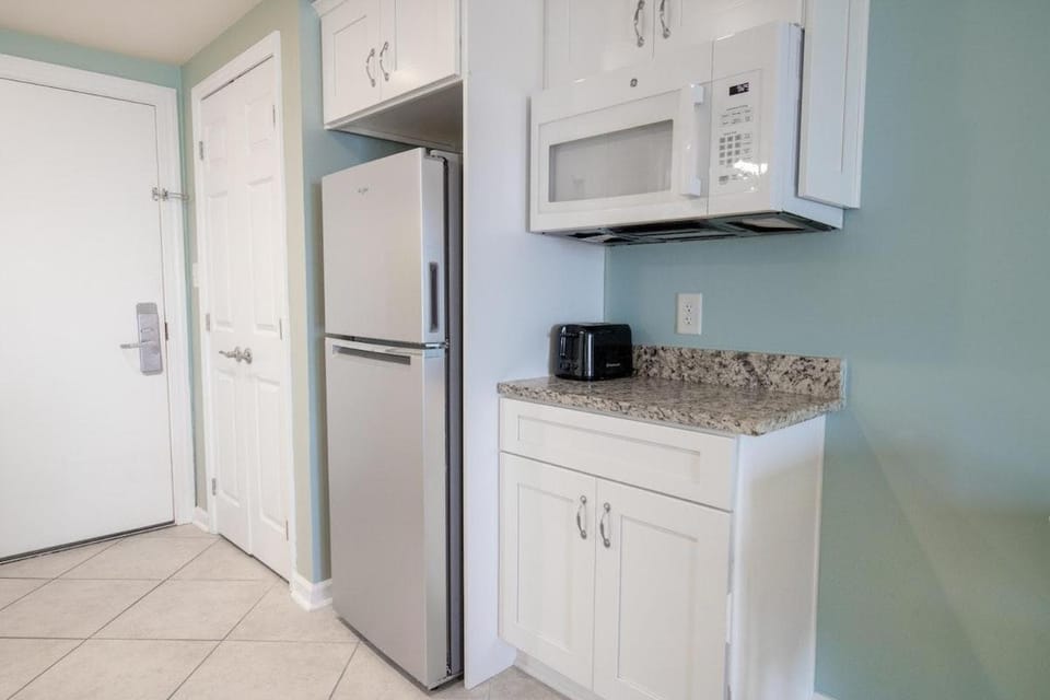 Bright and Beautiful Dunes Room 2nd Floor Apartment in South Carolina
