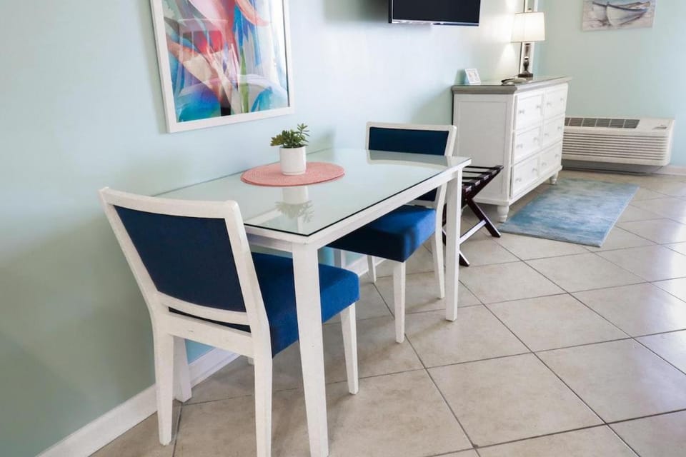 Bright and Beautiful Dunes Room 2nd Floor Apartment in South Carolina