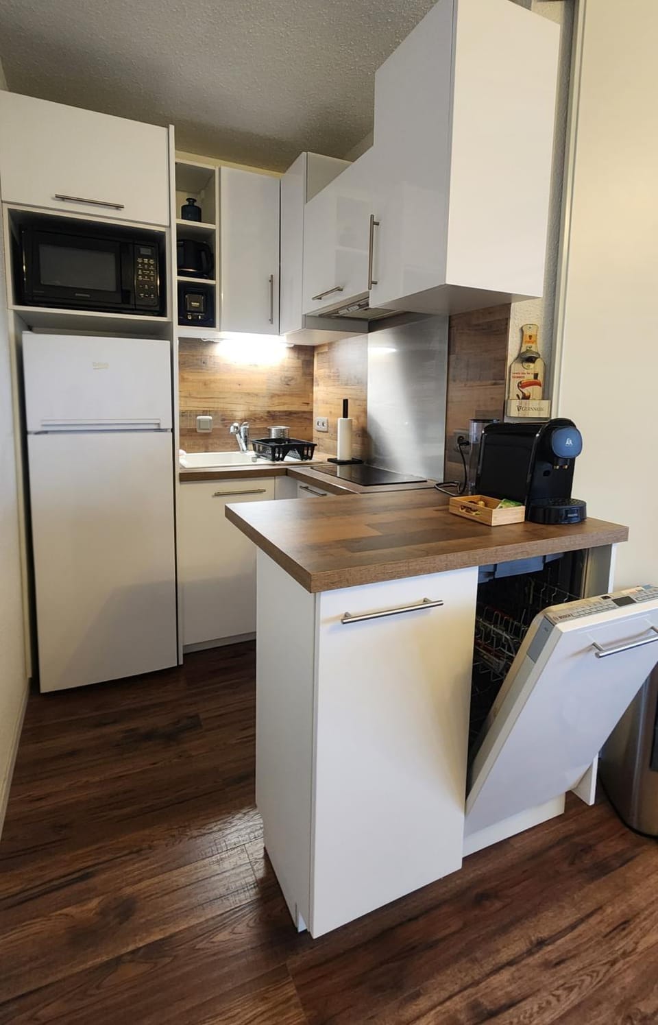 Coffee/tea facilities, dishwasher, microwave, oven, stove, toaster, kitchen
