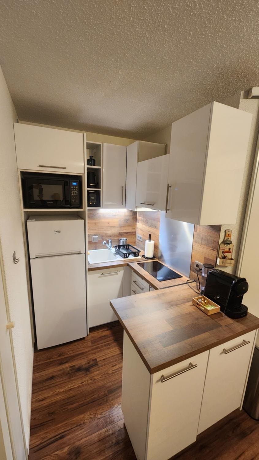 Coffee/tea facilities, dishwasher, microwave, oven, stove, kitchen