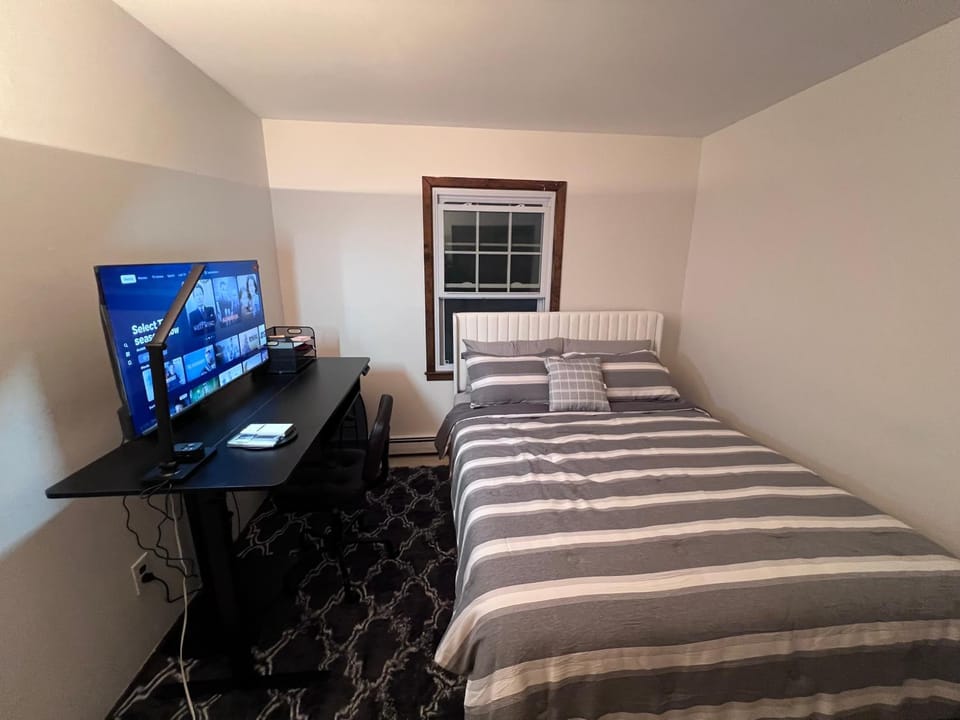 Bed, TV and multimedia, Photo of the whole room, Bedroom