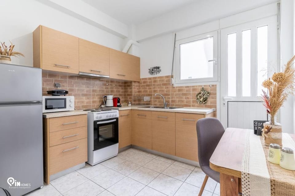 Coffee/tea facilities, Kitchen or kitchenette, Dining area, oven, stove