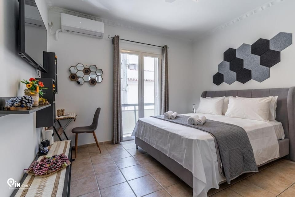 Bed, TV and multimedia, Photo of the whole room, Bedroom, towels, air conditioner