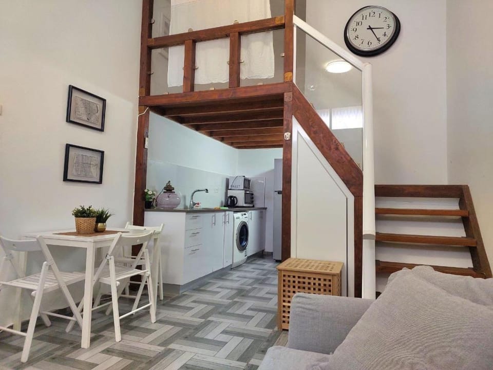 Kitchen or kitchenette, Living room, Seating area, Dining area, pet friendly