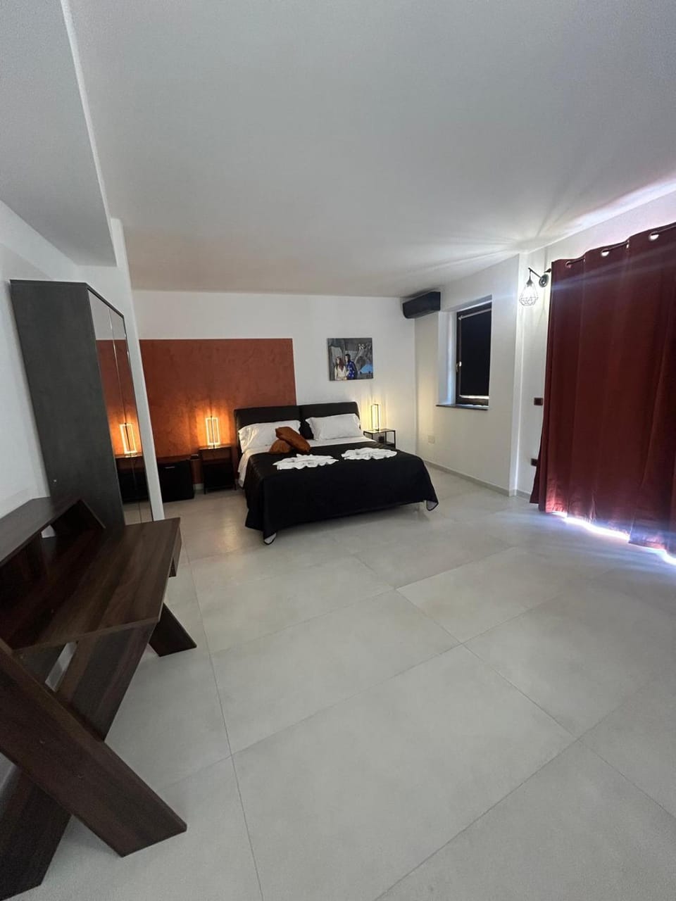 Bed, TV and multimedia, Decorative detail, Bedroom, wardrobe, air conditioner