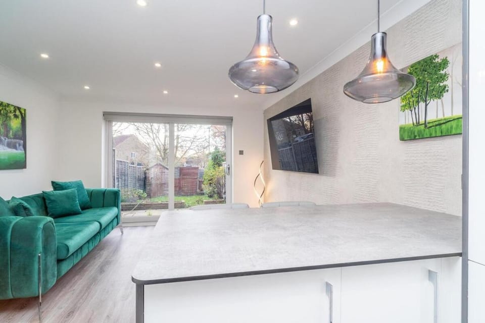 2 bedroom house with parking in Borehamwood House in London