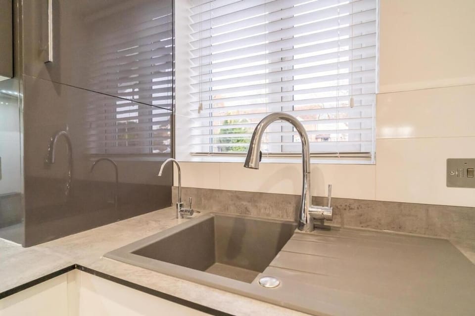2 bedroom house with parking in Borehamwood House in London
