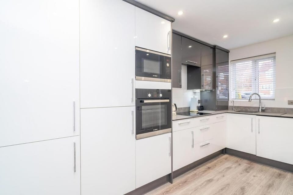2 bedroom house with parking in Borehamwood House in London