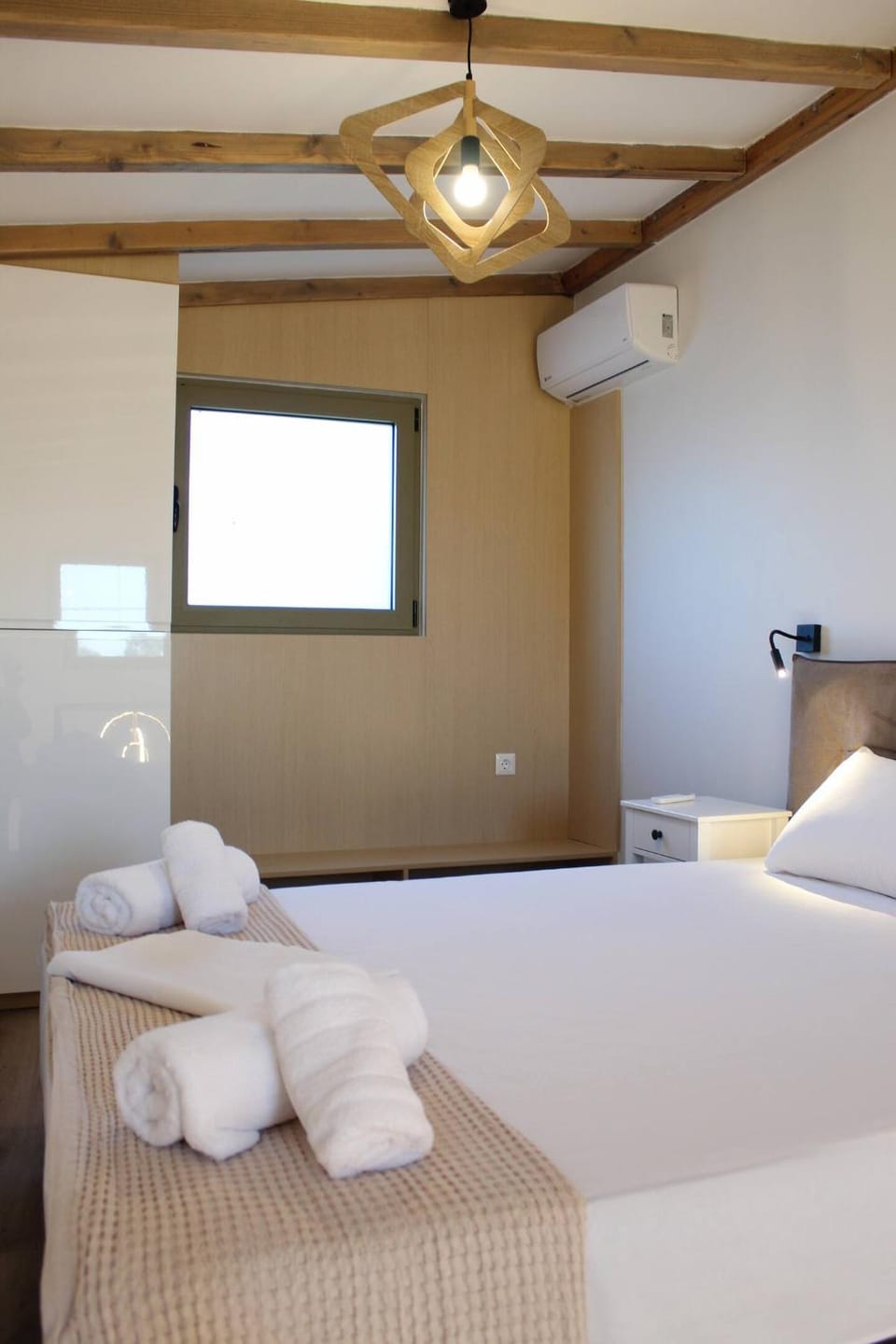 Bed, Photo of the whole room, Bedroom, fireplace, towels, air conditioner
