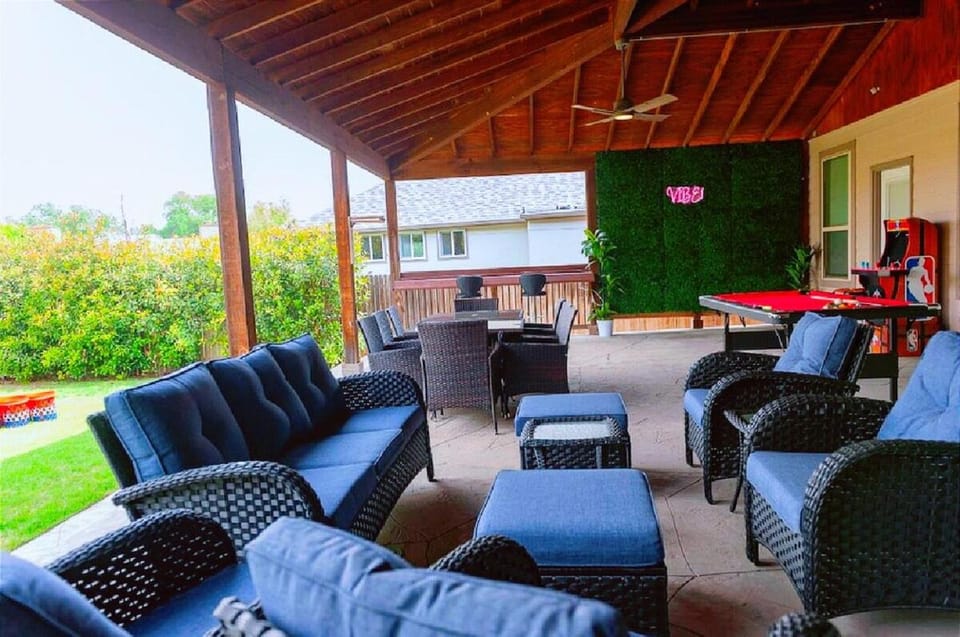 Patio, Day, Seating area, Evening entertainment