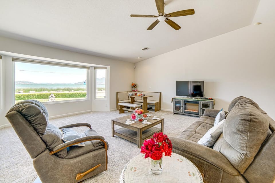 Steps to Clear Lake Hot Tub Haven in NorCal! House in Lakeport