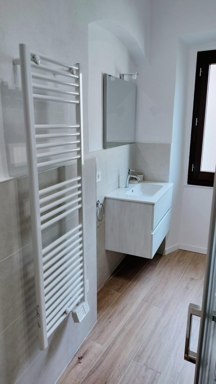 Bathroom, heating