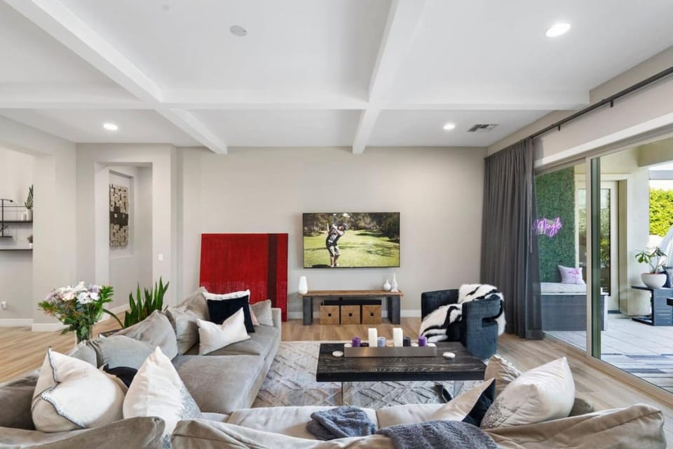 Elegant Phoenix Getaway w Pool and Spa Heating House in Phoenix