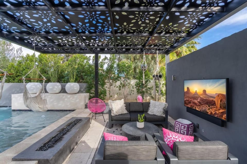 Elegant Phoenix Getaway w Pool and Spa Heating House in Phoenix