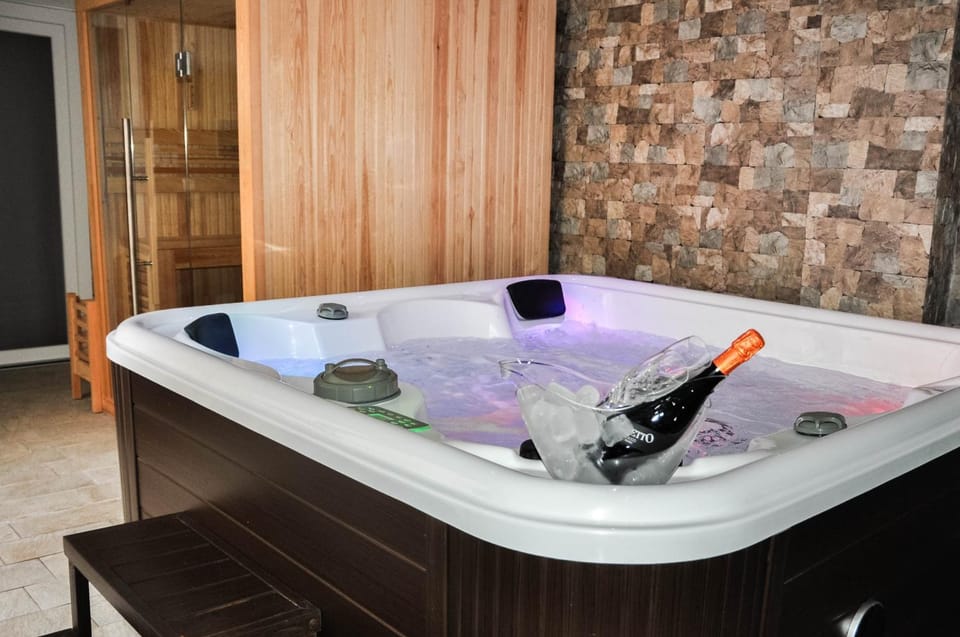 Hot Tub, Spa and wellness centre/facilities