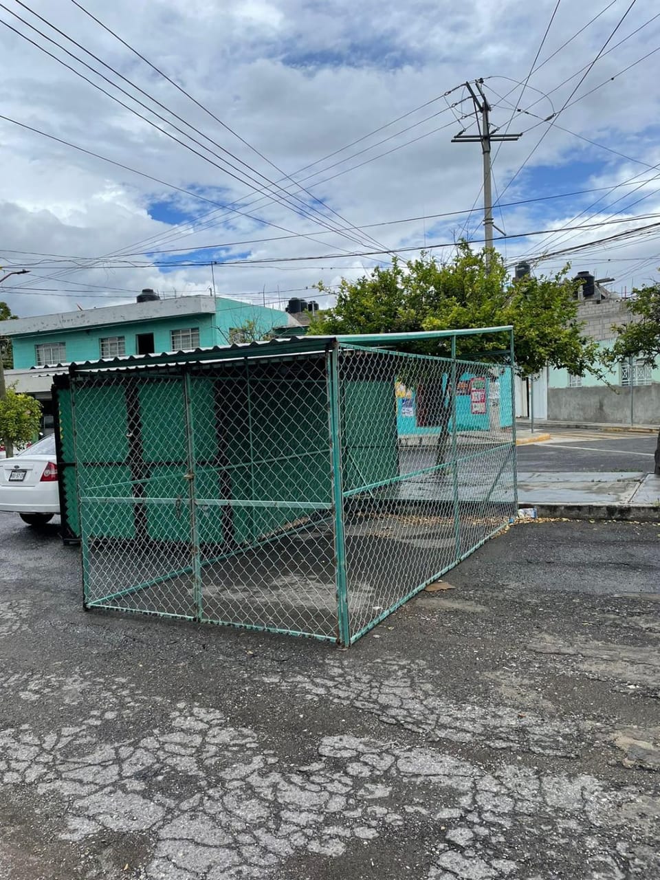 Property building, Day, Neighbourhood, Parking