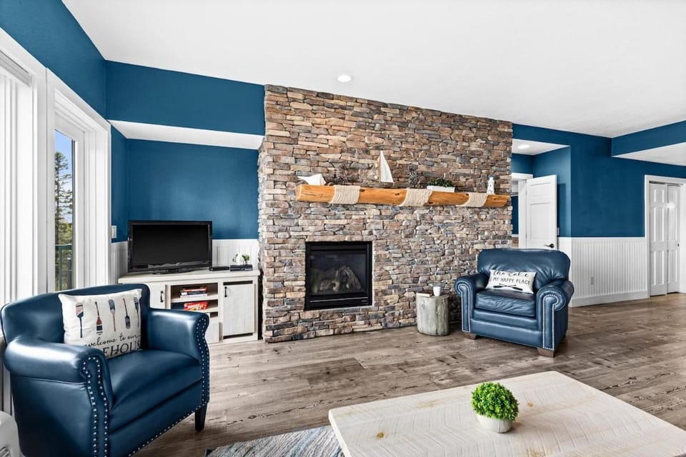 Breathtaking Lake Views 1BR King Suite, Kitchen & Heated Pools Apartment in Two Harbors