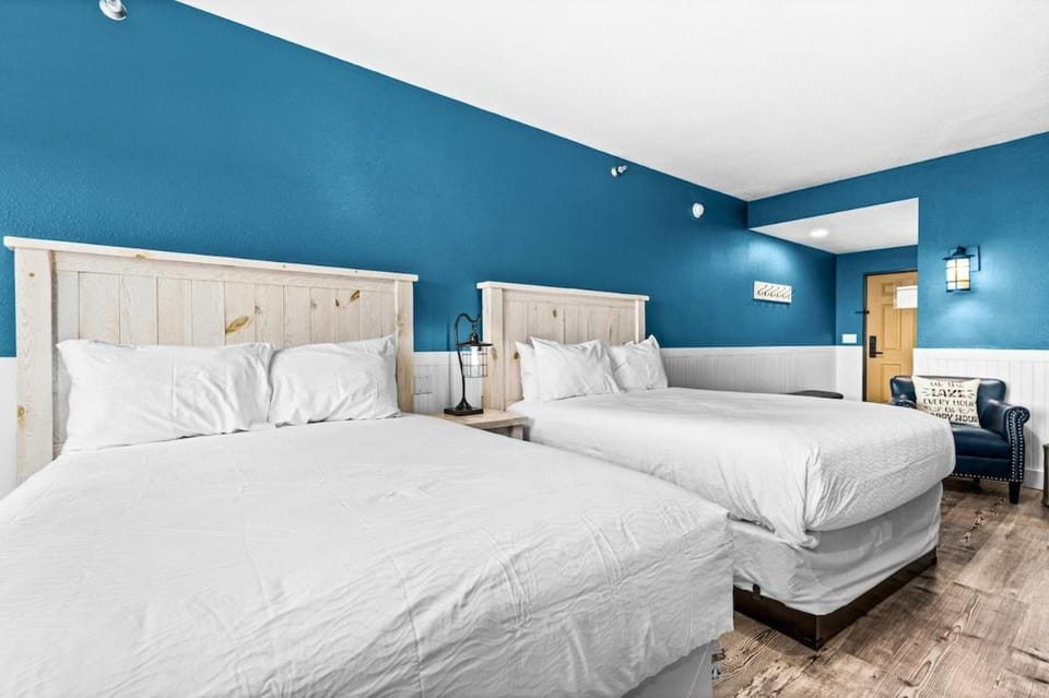 Breathtaking Lake Views Studio, 2 Queen Beds, Fireplace and Heated Indoor and Outdoor Pools Apartment in Two Harbors