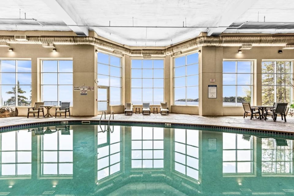 Breathtaking Lake Views Studio, 2 Queen Beds, Fireplace and Heated Indoor and Outdoor Pools Apartment in Two Harbors