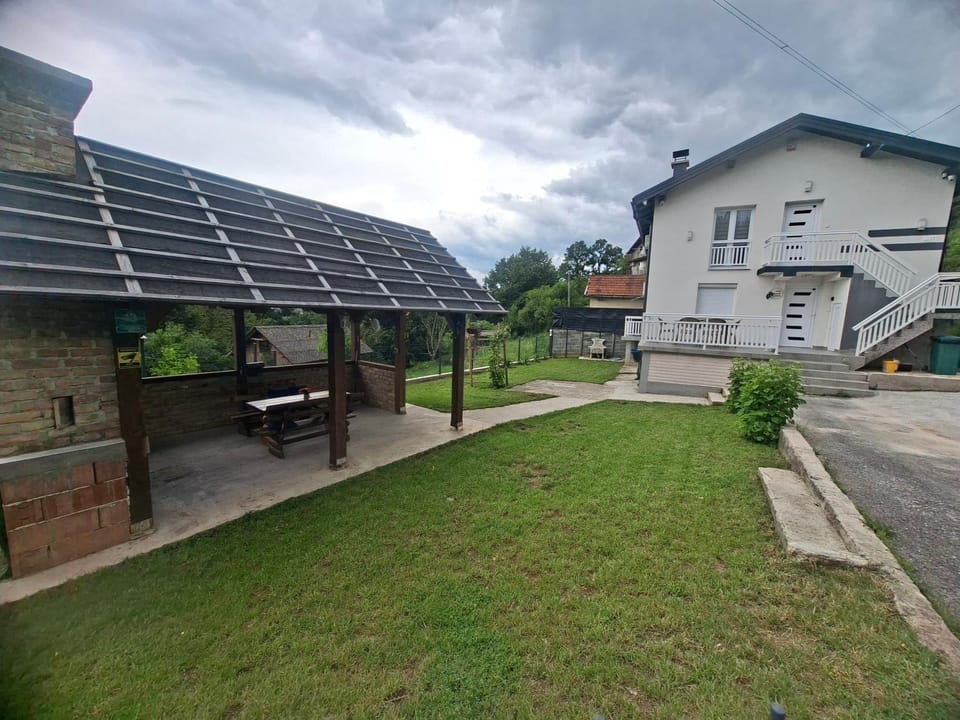 Property building, Neighbourhood, Garden