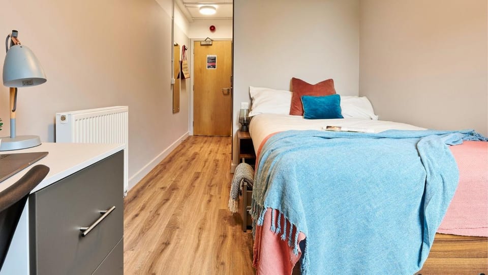 Photo of the whole room, Bedroom