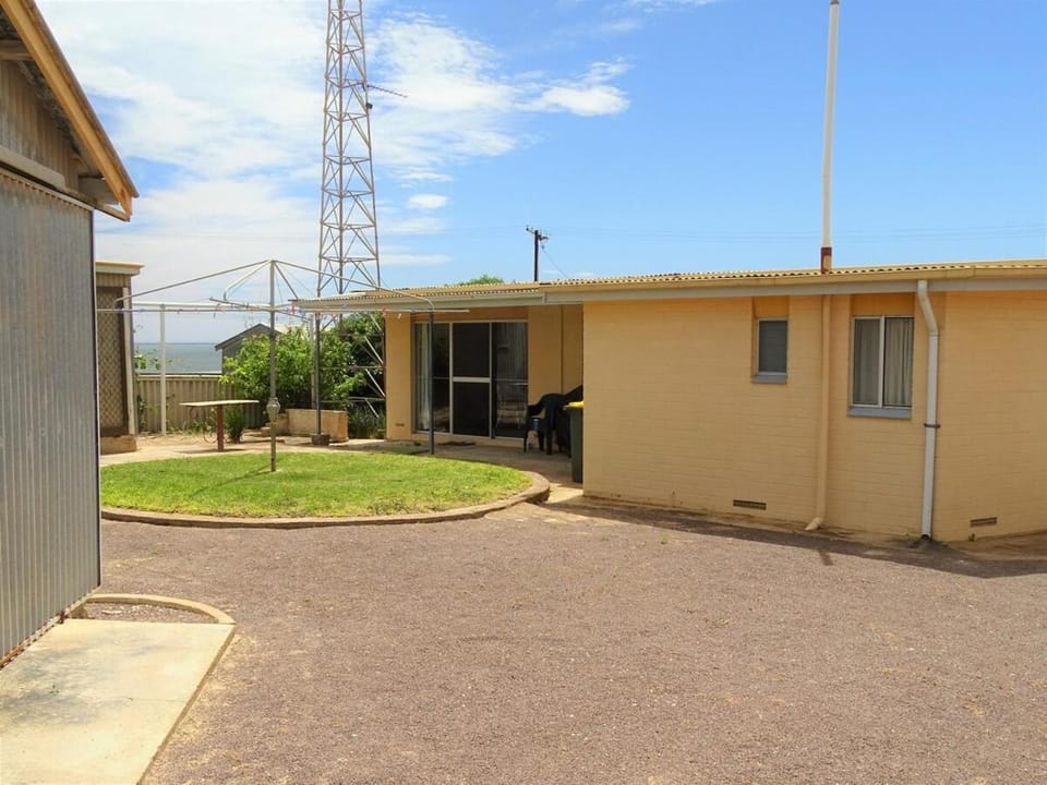 Clifftop Shack House in Moonta Bay