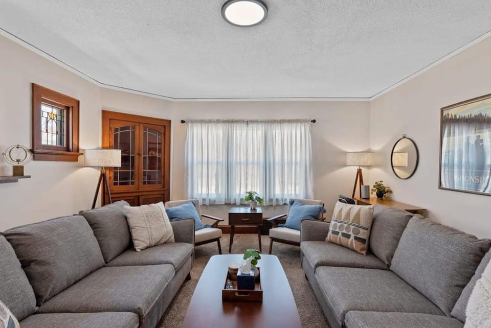 5 Bedrooms I Pet Friendly I Sleeps 12 House in Milwaukee
